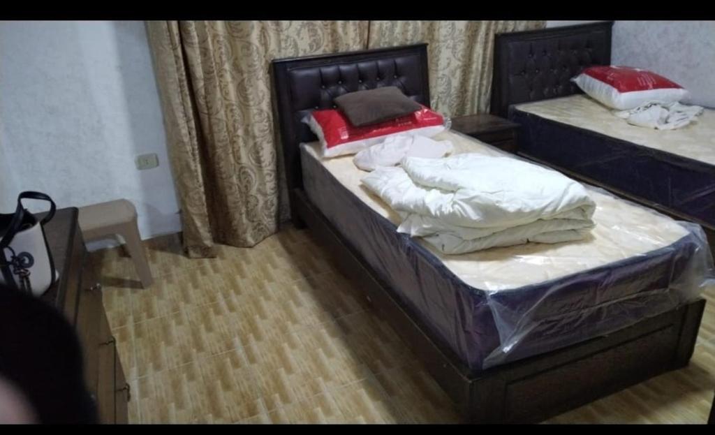 Un pat sau paturi într-o cameră la Al Faisal Furnished Studio - Jubaiha