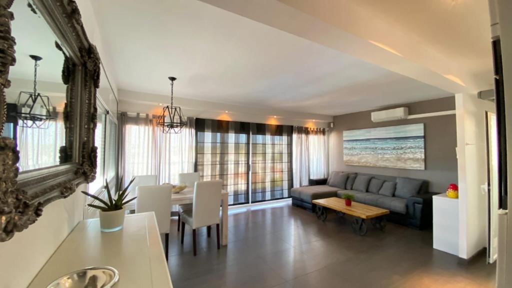 O zonă de relaxare la Atalaya Apartment by Hello Homes Sitges