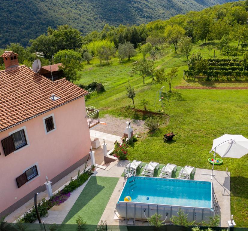 een luchtzicht op een huis met een zwembad bij House Marko in Šumber