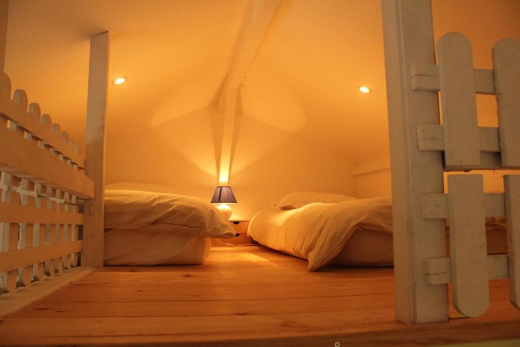 A bed or beds in a room at Gîte proche de Giverny