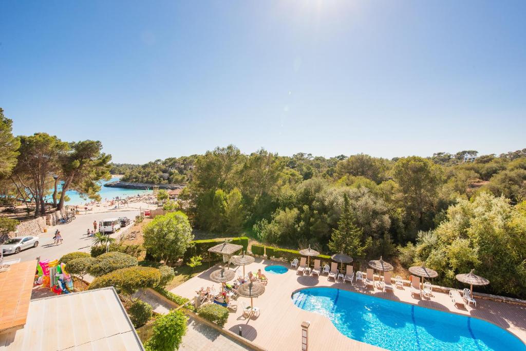 - une vue aérienne sur un complexe avec une piscine dans l'établissement Hotel Playa Mondrago, à Portopetro