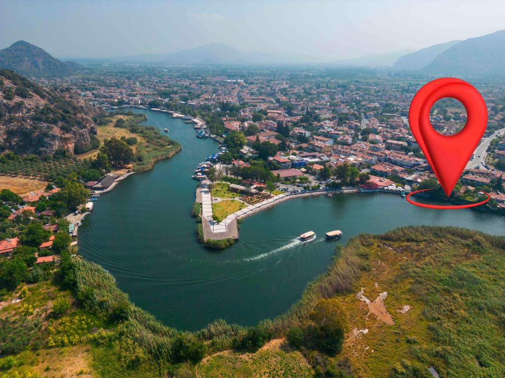 einem Luftblick auf einen See mit rotem Marker in der Unterkunft The Hotel Cafe Bistro in Ortaca
