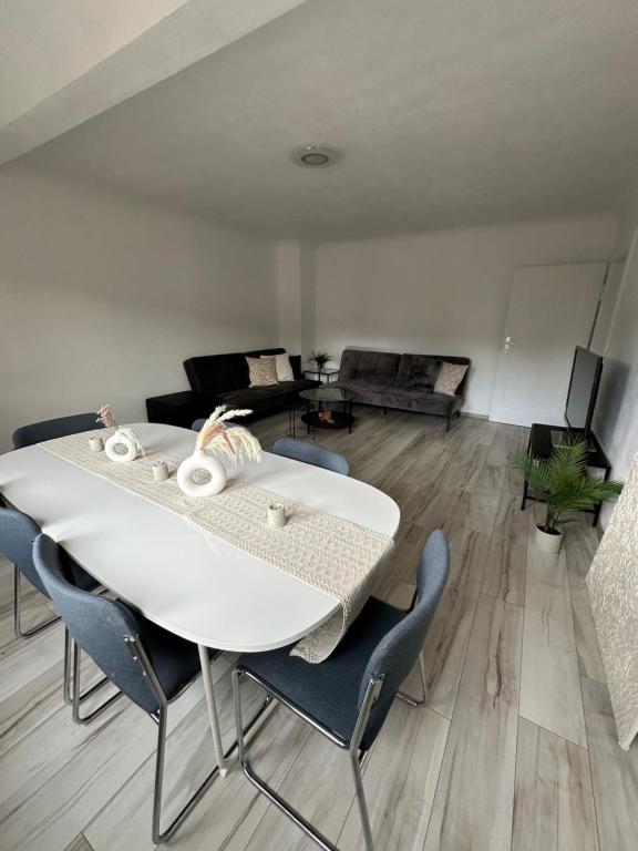 a white table and chairs in a living room at Komplette 3 Zimmer Wohnung Heidelberg in Leimen