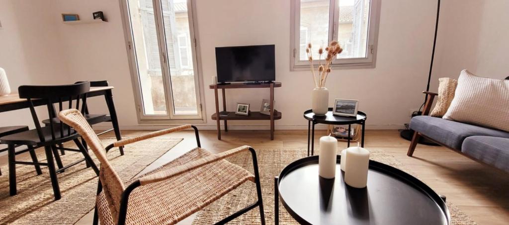un salon avec un canapé et une table dans l'établissement Nice apartment with balcony in the center, à Avignon