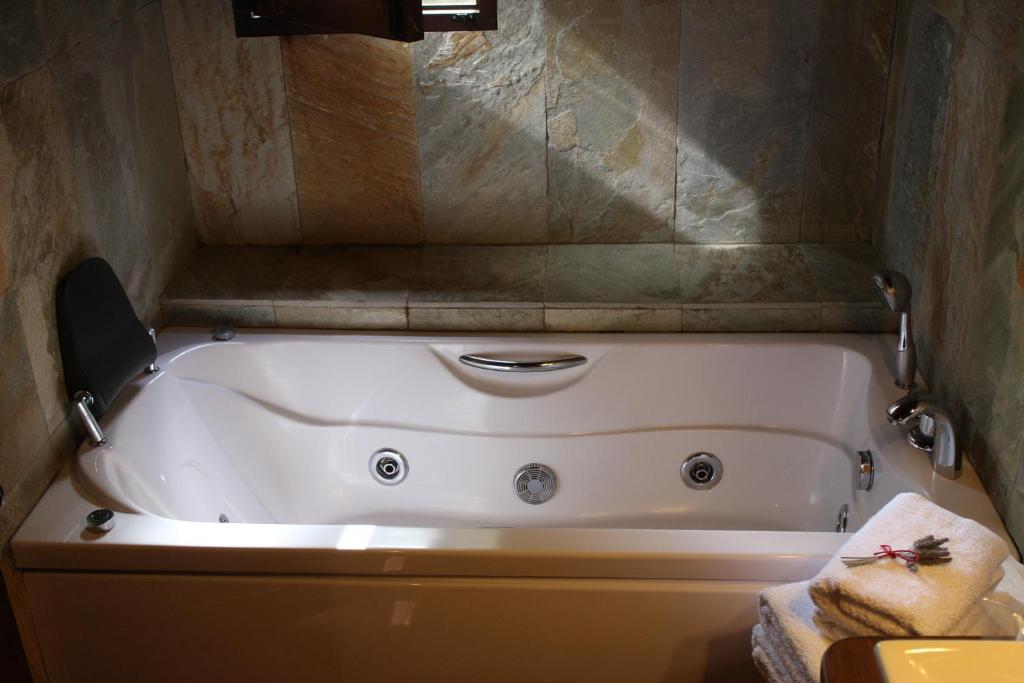 Jacuzzi Casa Rural Molinos de Fuenteheridos Huelva Jacuzzi Casa Rural Molinos de Fuenteheridos Huelva