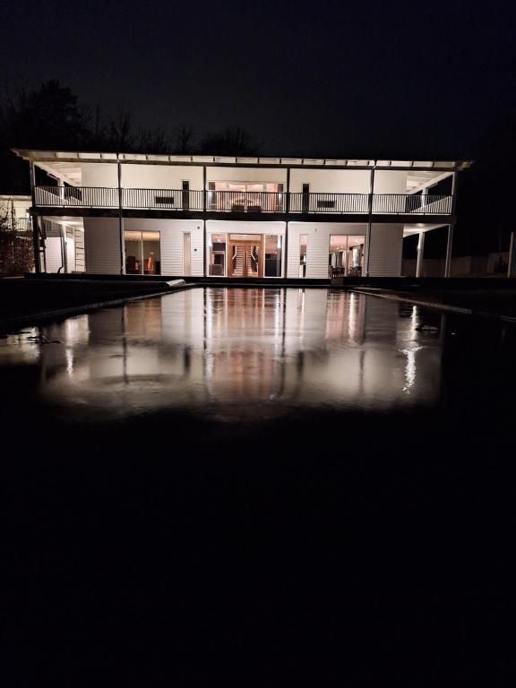 un edificio de noche con una piscina frente a él en Hotell Toftalund, en Halmstad