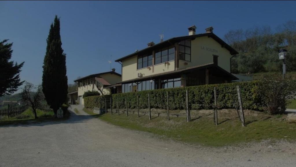 Budova, kde se farma nachází