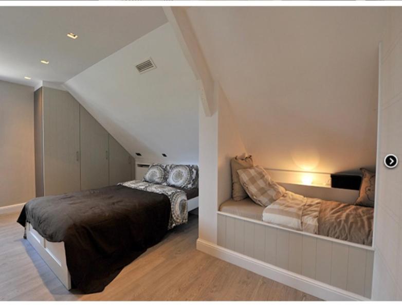 - une chambre mansardée avec 2 lits dans l'établissement Villa71, à Rijkevorsel