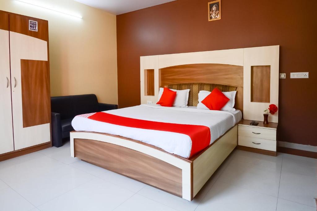 um quarto com uma cama grande e almofadas vermelhas em Flagship Hotel Samar Palace em Jaipur