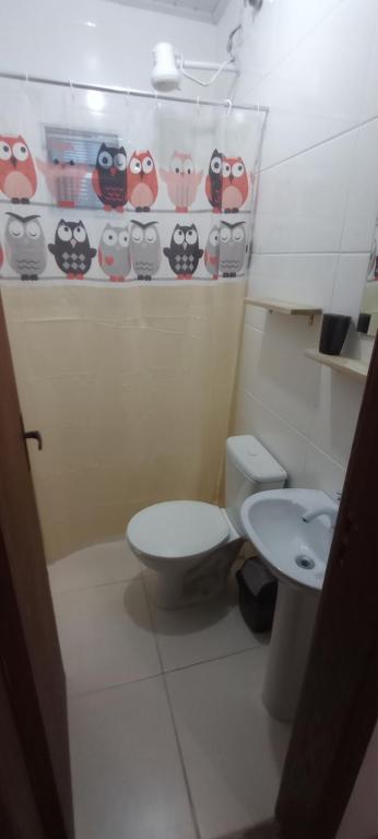 Vonios kambarys apgyvendinimo įstaigoje Os Passarinhos B.I.