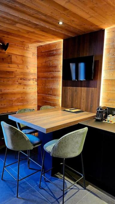 une pièce avec une table, des chaises et une télévision dans l'établissement Auron, Centre, Location de Ski Gratuite, Les 3 Lys, à Saint-Étienne-de-Tinée