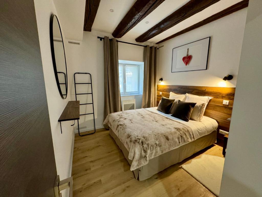a bedroom with a bed and a ladder in it at Bienvenue au Cœur d Alsace-centre Obernai -3 étoiles - in Obernai