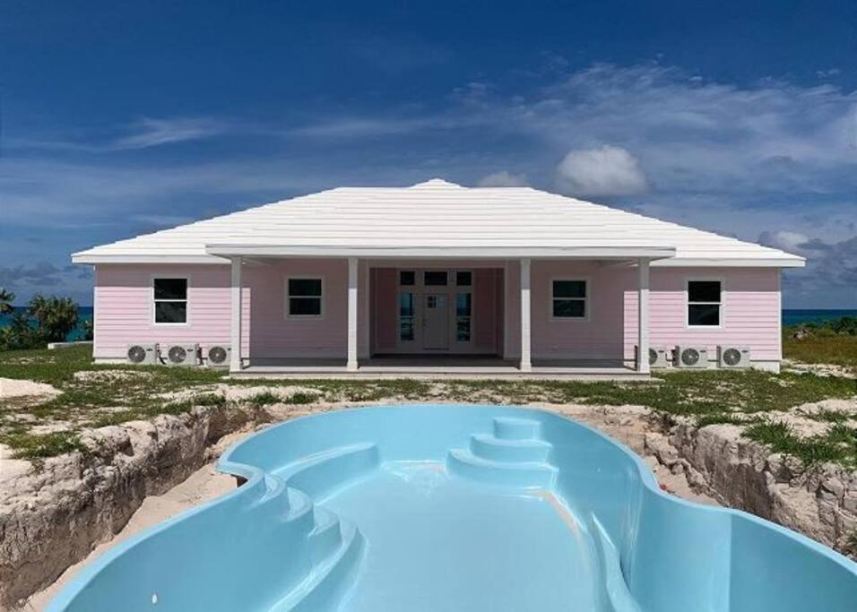 una casa en la playa con piscina en Twin Coves Tranquility: Private Beachfront Estate, en North Palmetto Point