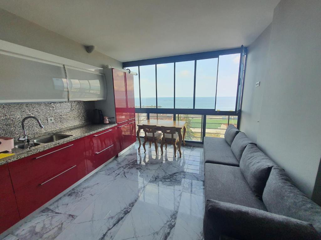 een keuken met een bank en een tafel met uitzicht bij North Star Apart Trabzon in Yomra