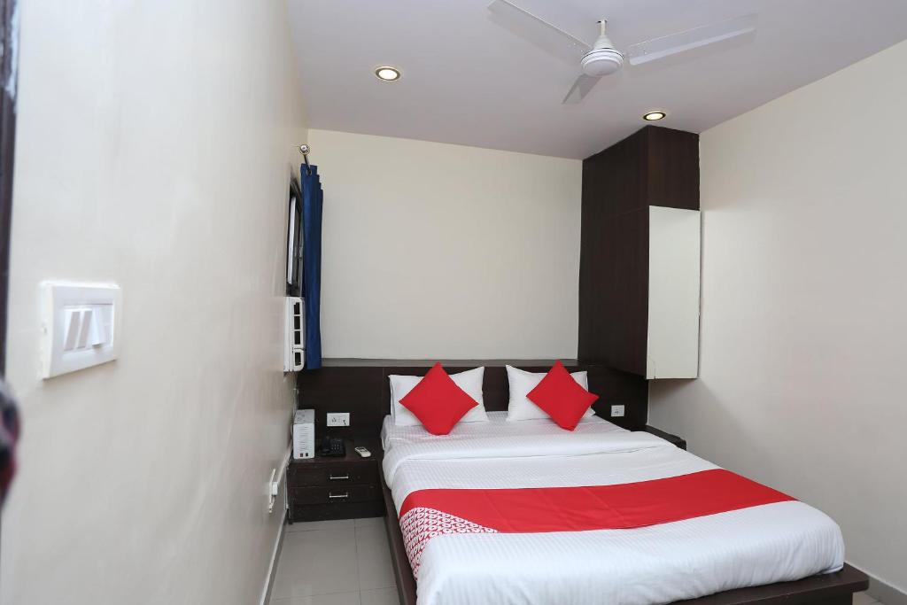 Ліжко або ліжка в номері R K International Near Gautam Buddha Park