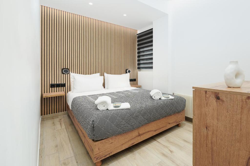 een slaapkamer met een bed met twee handdoeken erop bij Urban Chic Apartment in the Heart of Athens in Athene