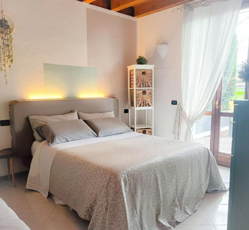una camera con un letto e una grande finestra di Picnic Apartment a Salionze
