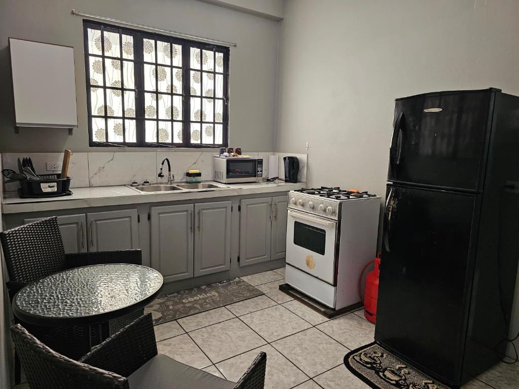 Kuchyň nebo kuchyňský kout v ubytování 2br Apt in St Helena - 6mins from the airport Perfect for short and long stays