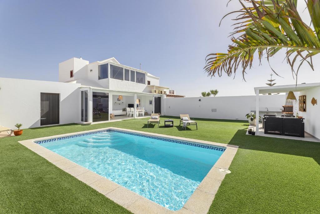 una foto di una villa con piscina di VILLA GARA a Playa Blanca