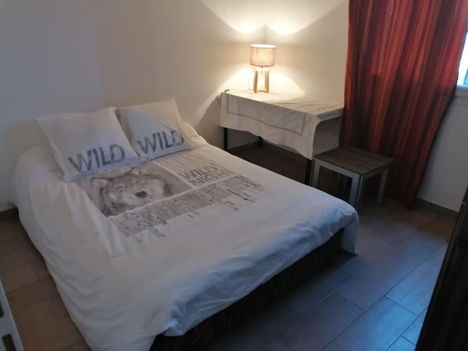 um quarto com uma cama com um cão nas almofadas em Jolie villa avec piscine em Juvignac