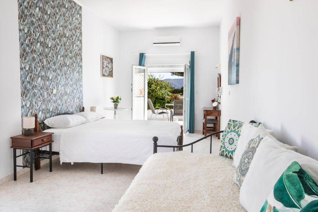 Postel nebo postele na pokoji v ubytování Perama Hotel, Karpathos