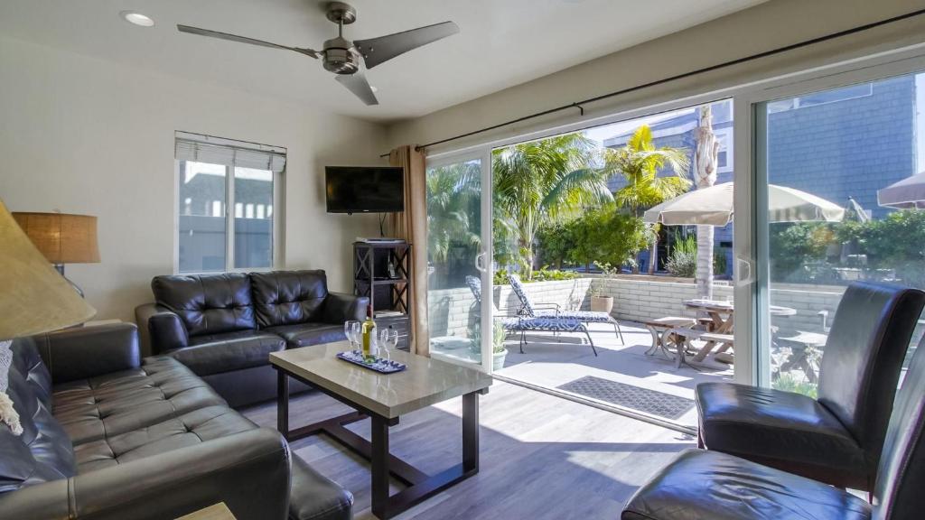 uma sala de estar com um sofá e uma mesa em B5021 South Mission Beach House em San Diego