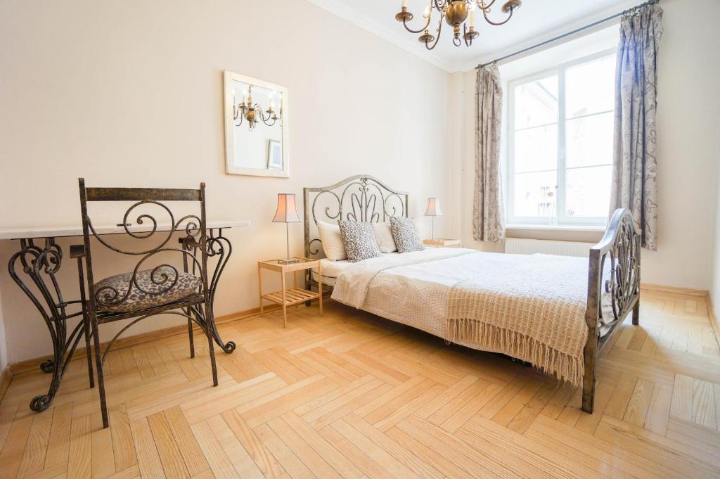 - une chambre avec un lit, une chaise et une fenêtre dans l'établissement AAA Stay Apartments Old Town Warsaw I, à Varsovie
