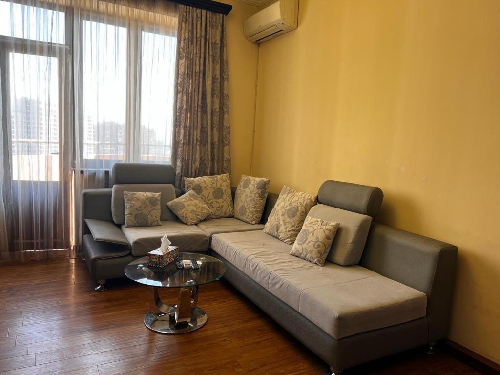 un soggiorno con un divano e un tavolo di Sweet Home a Yerevan