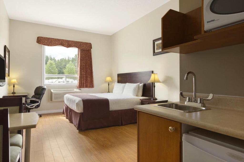 Postel nebo postele na pokoji v ubytování Days Inn by Wyndham Chetwynd