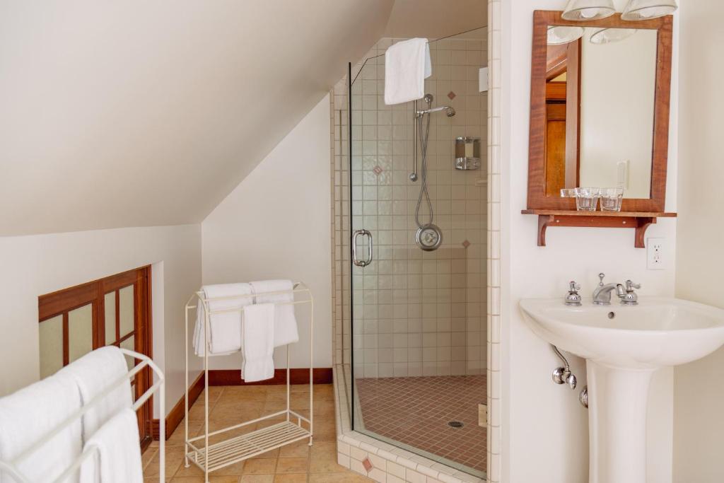 Un baño de SCP Mendocino Inn and Farm
