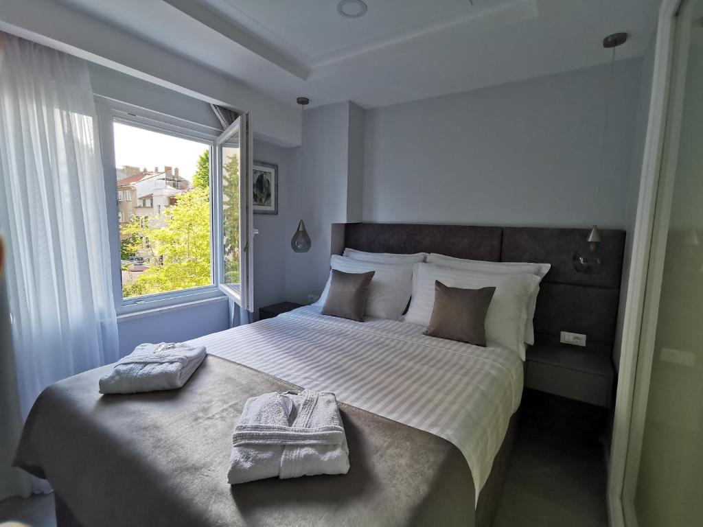 - une chambre avec un grand lit et 2 serviettes dans l'établissement Luxury Apartment Galant 2, à Split