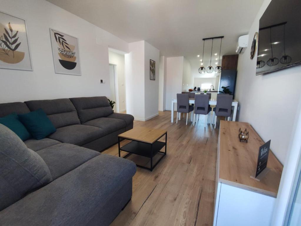 - un salon avec un canapé et une table dans l'établissement Sunset Luxury Apartment, à Murvica