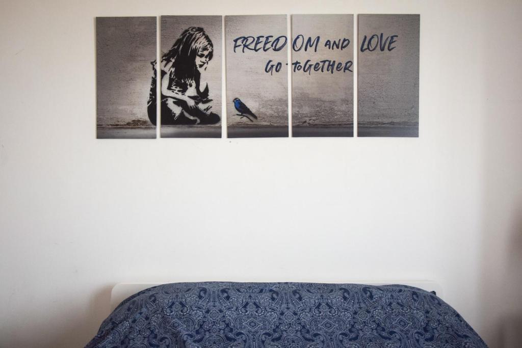 Łóżko lub łóżka w pokoju w obiekcie Freedom Apartment