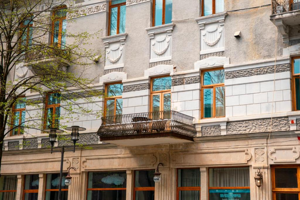 un edificio con balcone sul lato di Belona Hotel a Kutaisi