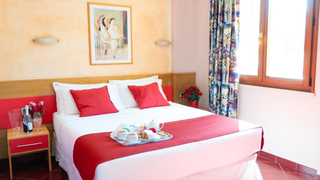 Postel nebo postele na pokoji v ubytování Hotel Diana