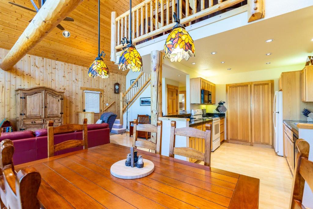 Kuchyň nebo kuchyňský kout v ubytování Eagle Crest Chalet with HOT TUB and Cabin Vibes