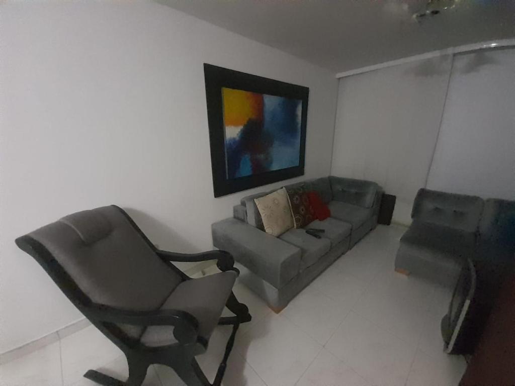 ネイバにあるAPARTAHOTEL PALMETTOのリビングルーム(ソファ、椅子付)