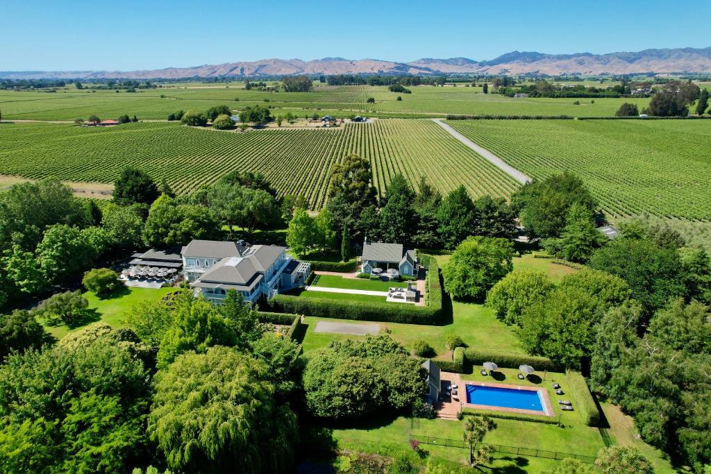 uma vista aérea de uma propriedade com uma casa e uma vinha em The Marlborough em Blenheim