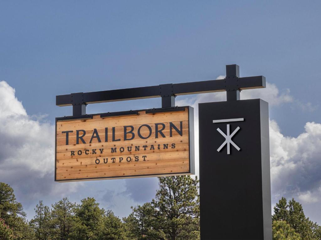 un signo que lee el puesto avanzado de las instalaciones rocosas de entrenamiento en Trailborn Rocky Mountains Outpost, en Estes Park
