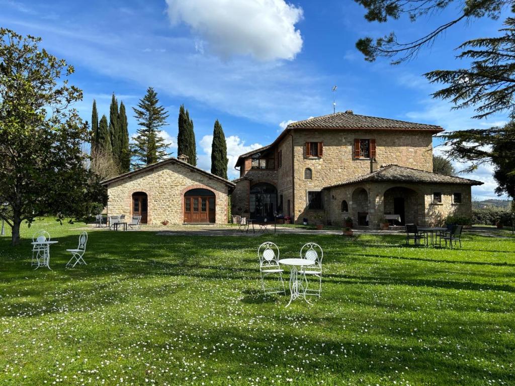 een huis met stoelen in het gras ervoor bij Villa Egle in Cenerente