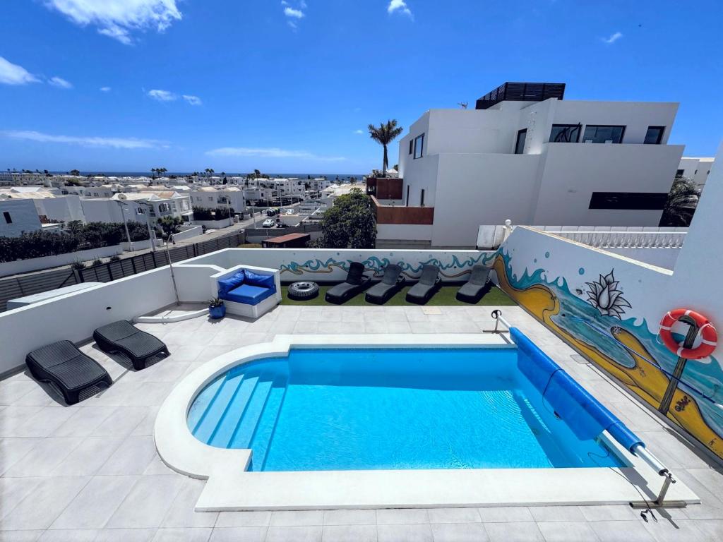 una piscina sul tetto di un edificio di Casa Vedas - 3 bedroom villa with private pool a Puerto del Carmen