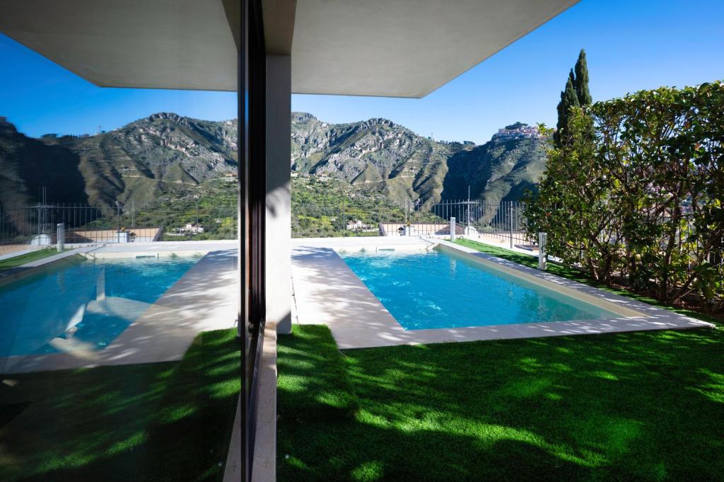 una ventana con vistas a la piscina en Casa Mathea, en Taormina