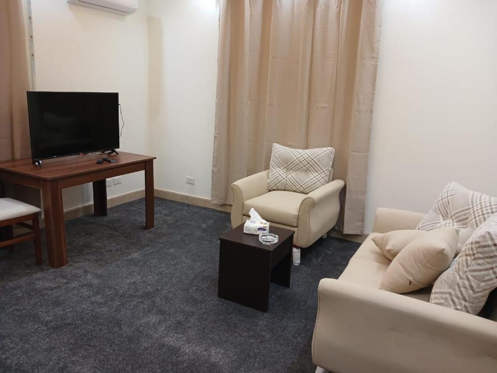 Una sala de estar con dos sofás y un televisor. en villa 3 apartment's, en Seis de Octubre