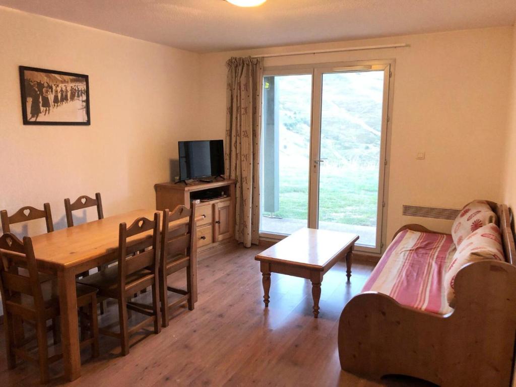 a living room with a dining room table and a dining room at Résidence Hameau De Balestas Mp - T3/6pers JOUBARDE 01- Peyresourde MAE-1171 in Germ