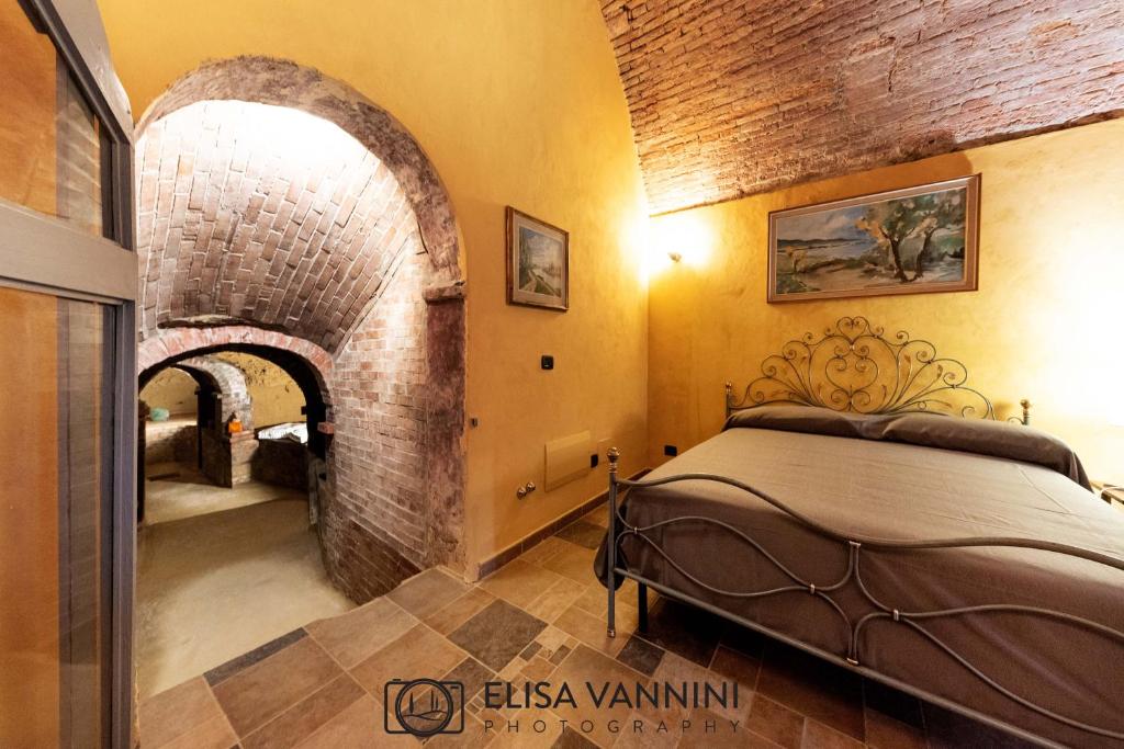 Giường trong phòng chung tại La Grotta nel Fienile