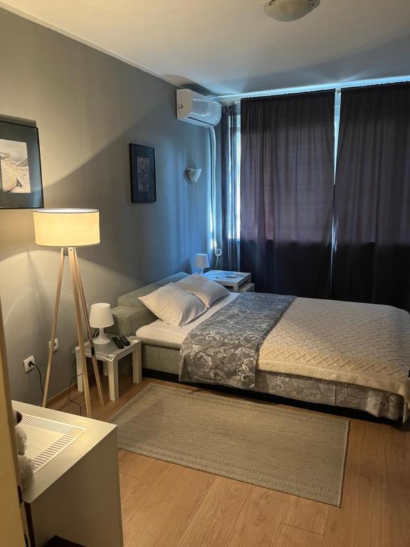 Postel nebo postele na pokoji v ubytování Grey