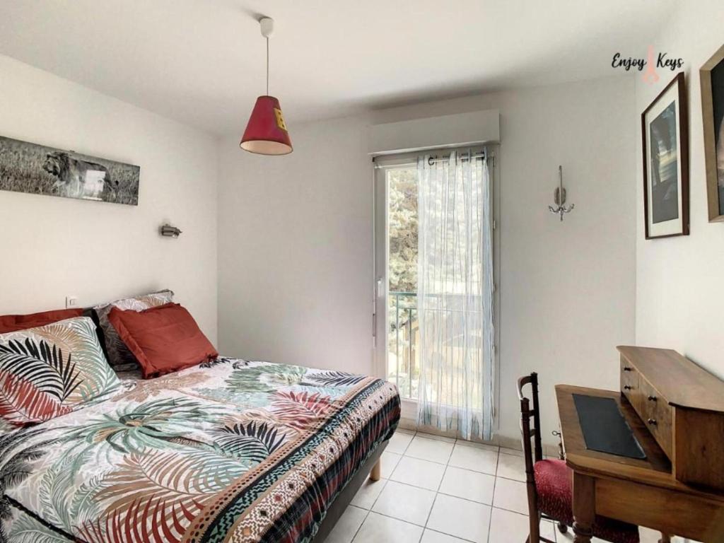 Schlafzimmer mit einem Bett, einem Schreibtisch und einem Fenster in der Unterkunft San Giovanni in Salon-de-Provence