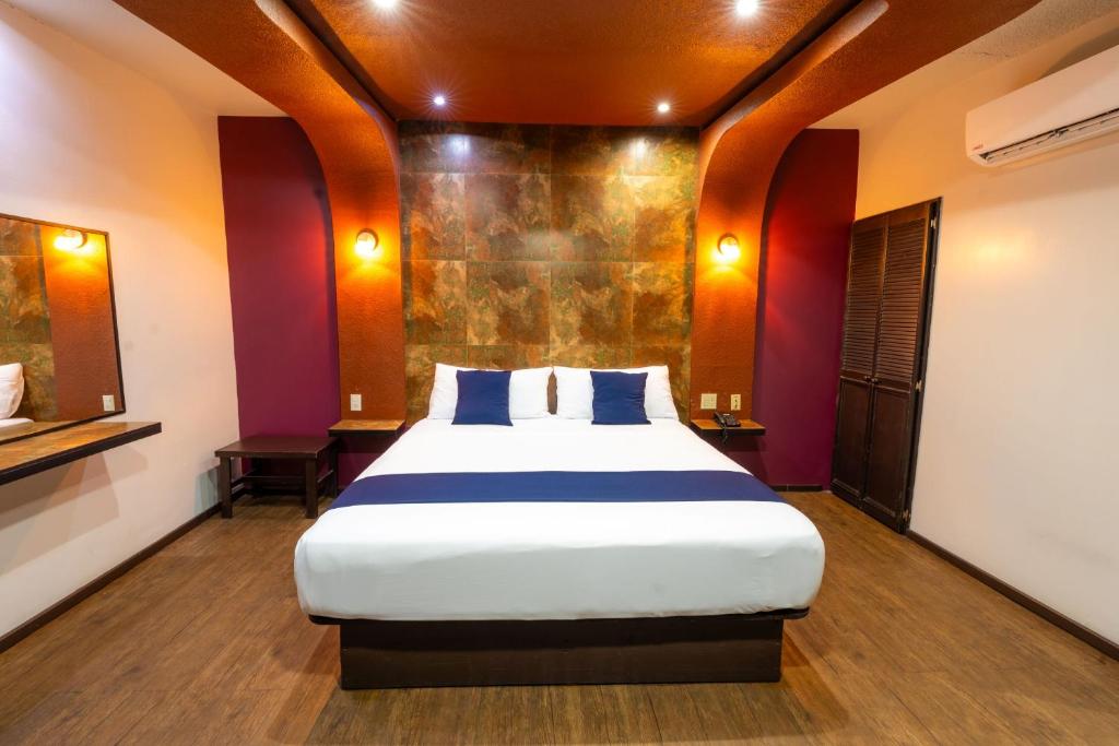 A bed or beds in a room at Hotel Rose Ensenada