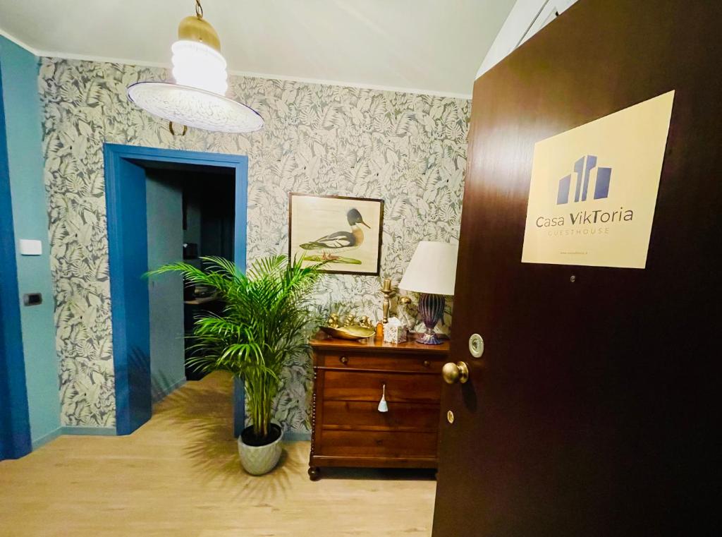 a hallway with a room with a table and a plant at Casa VikToria in Pordenone