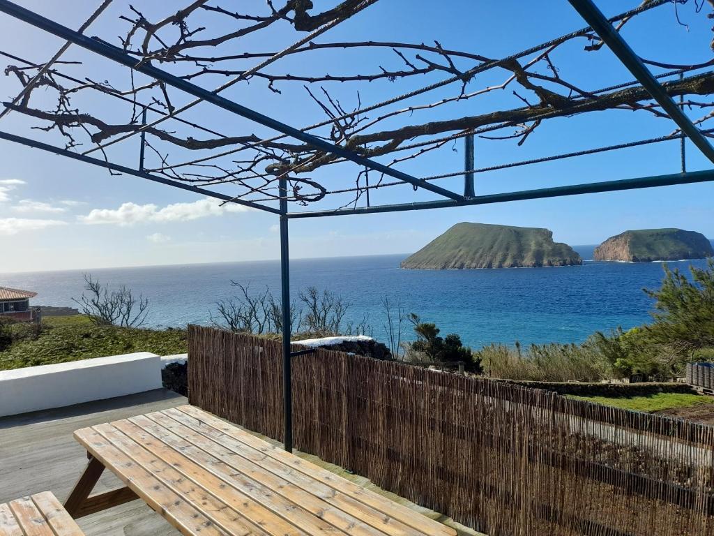 een uitzicht op de oceaan vanaf het terras van een huis bij Casa da Avó Couta in Angra do Heroísmo